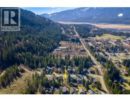 2070 Mountain Gate Road, Revelstoke, BC V0E2S1 Photo 13