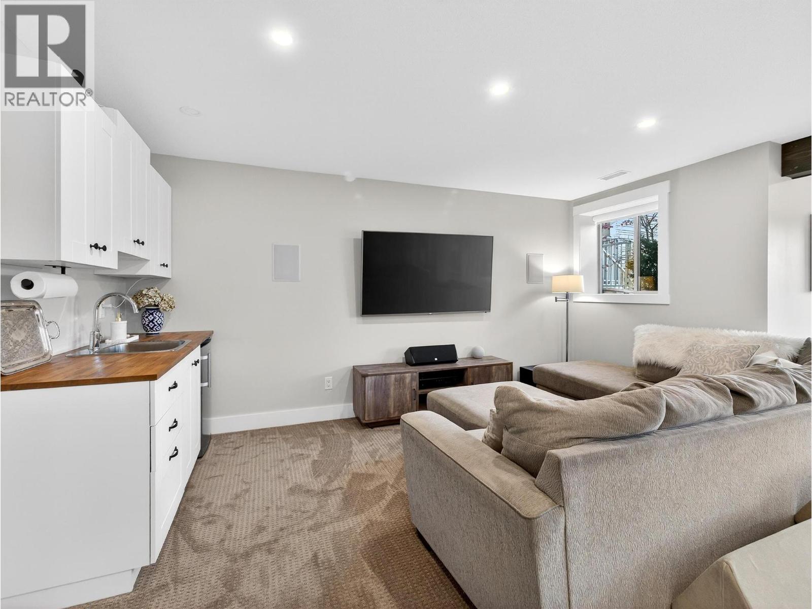  2371 Paramount Drive, West Kelowna