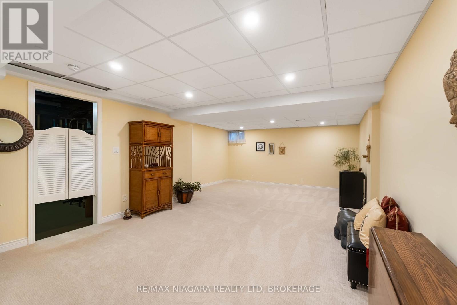 Large rec room with new carpeting