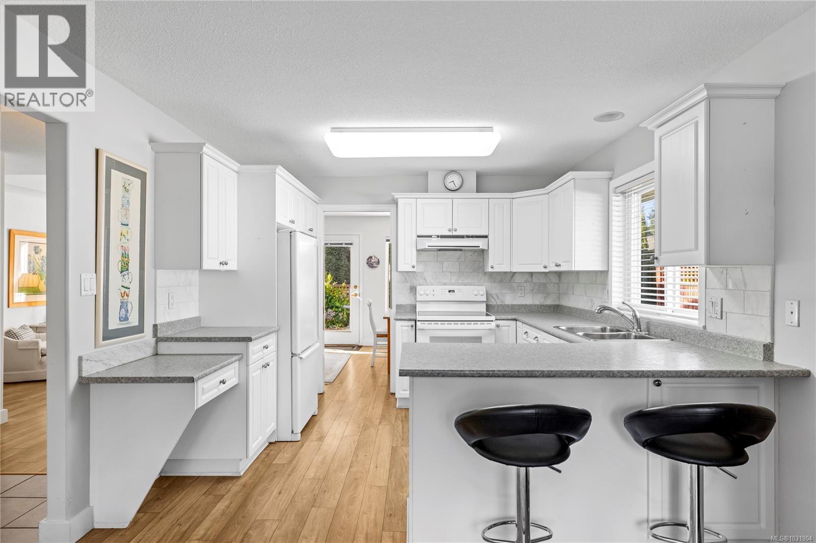 #18 850 ARBUTUS ST - 17