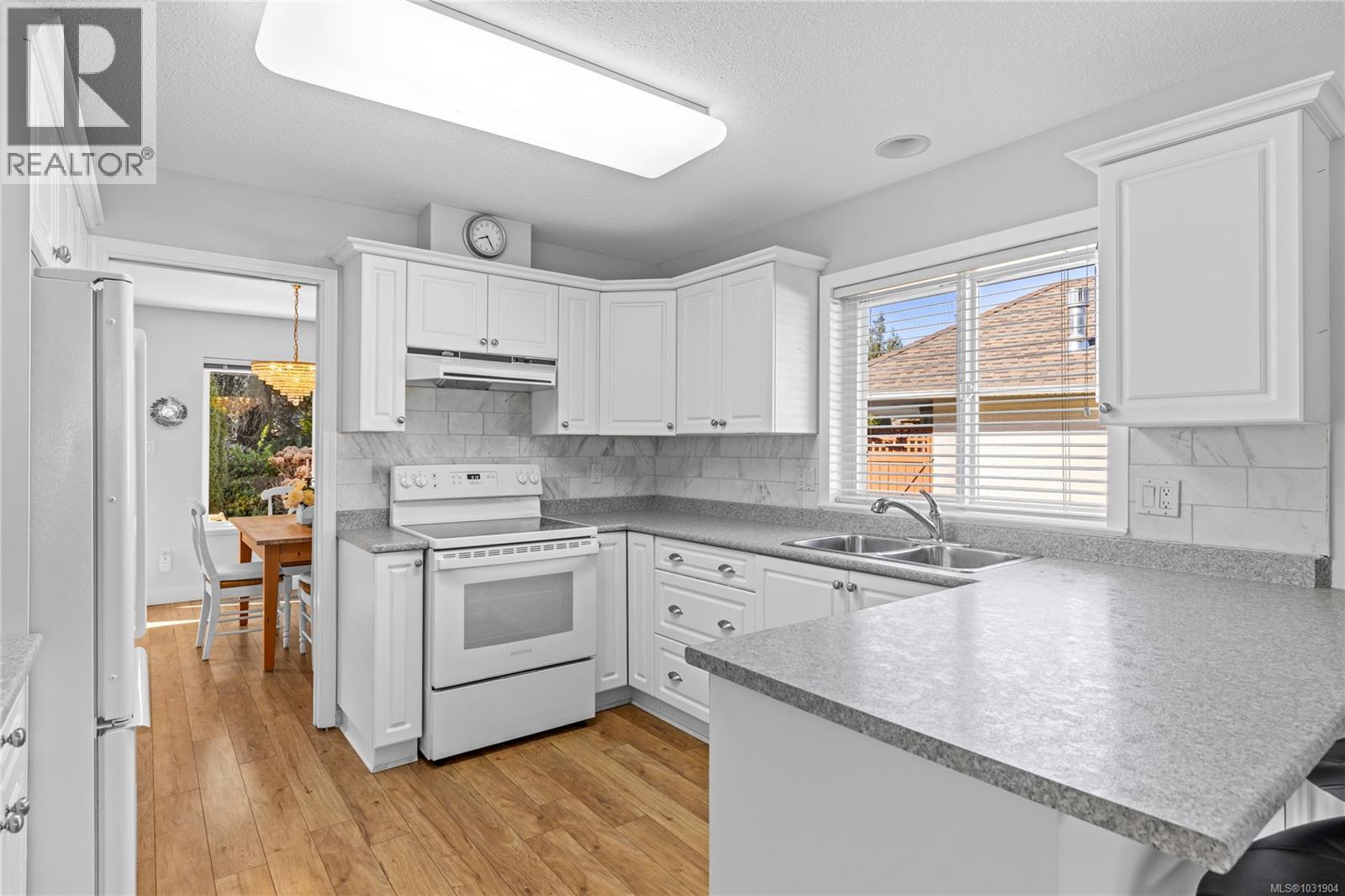 #18 850 ARBUTUS ST - 2