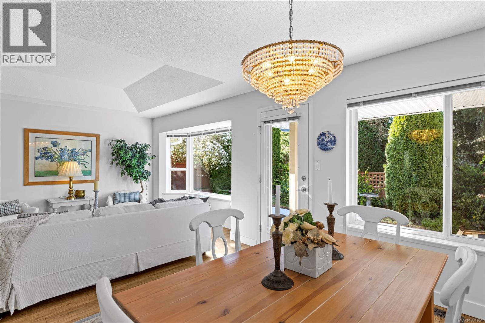 #18 850 ARBUTUS ST - 24