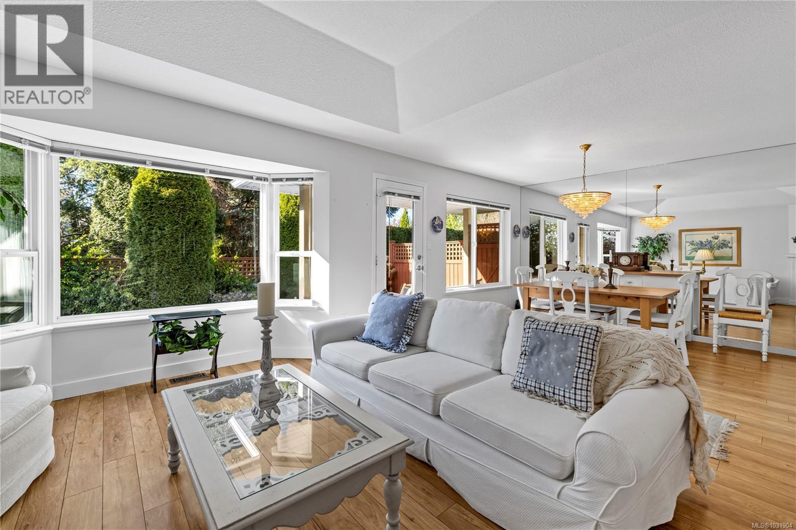 #18 850 ARBUTUS ST - 6