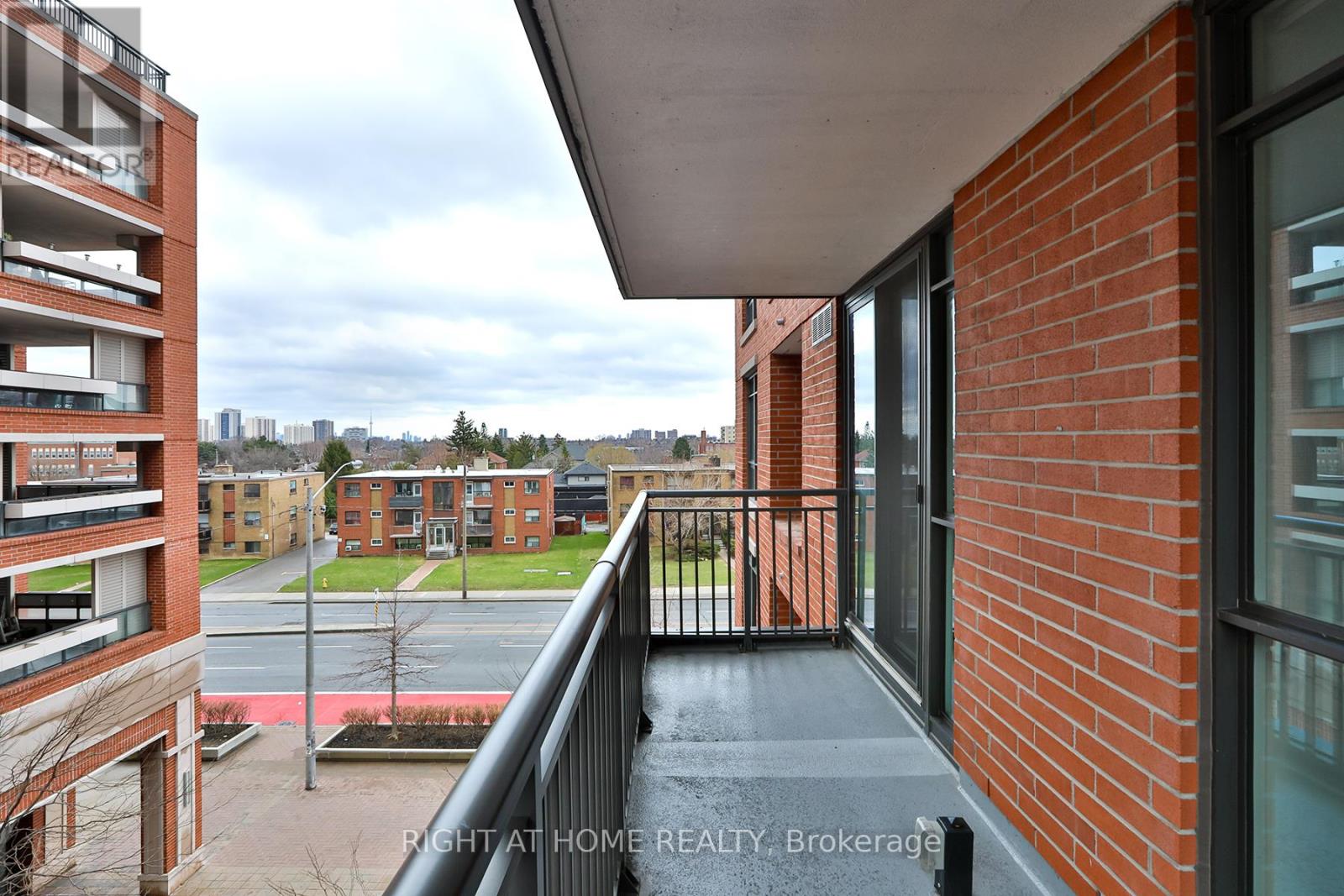 #335 830 LAWRENCE AVENUE W - 21