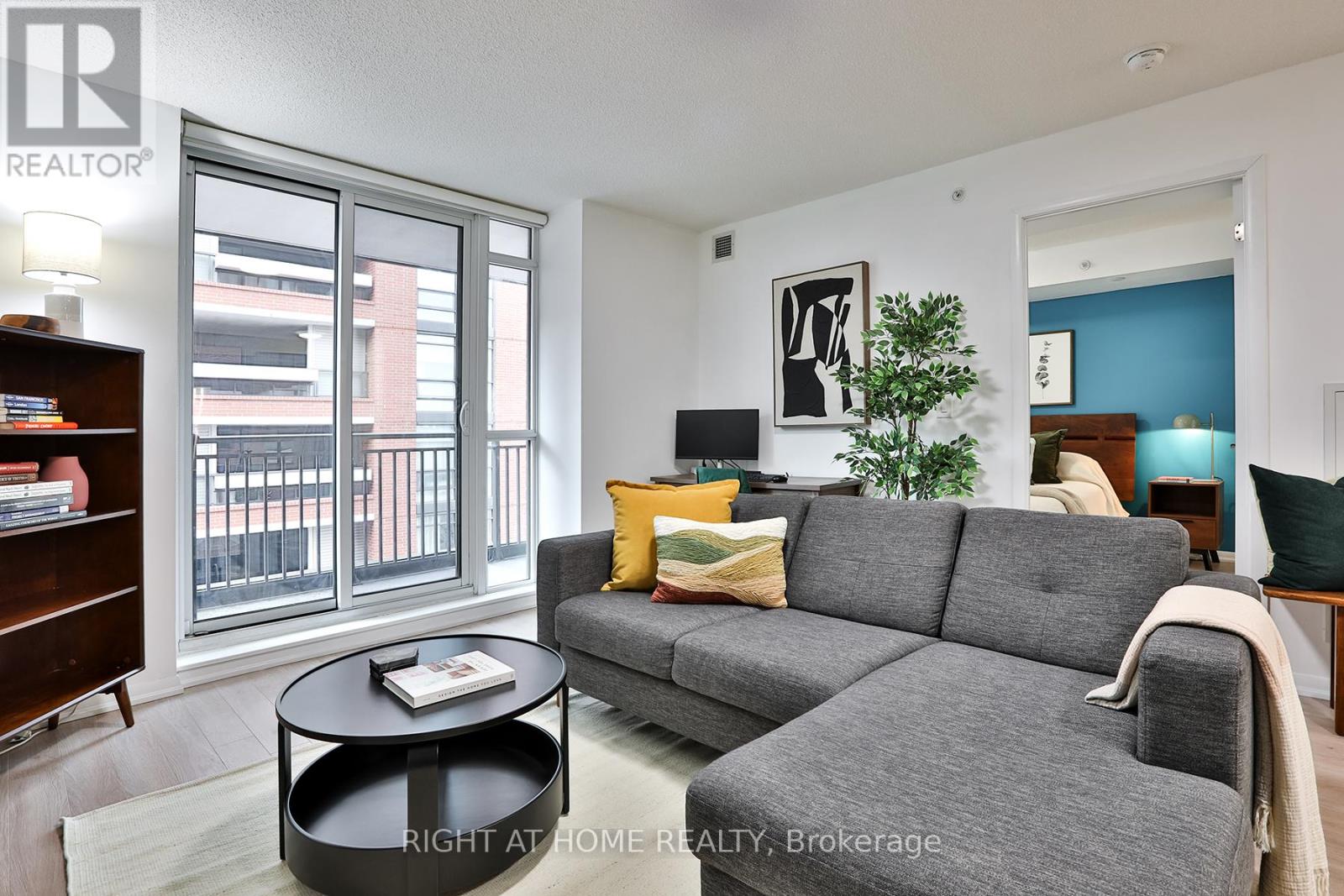 #335 830 LAWRENCE AVENUE W - 7