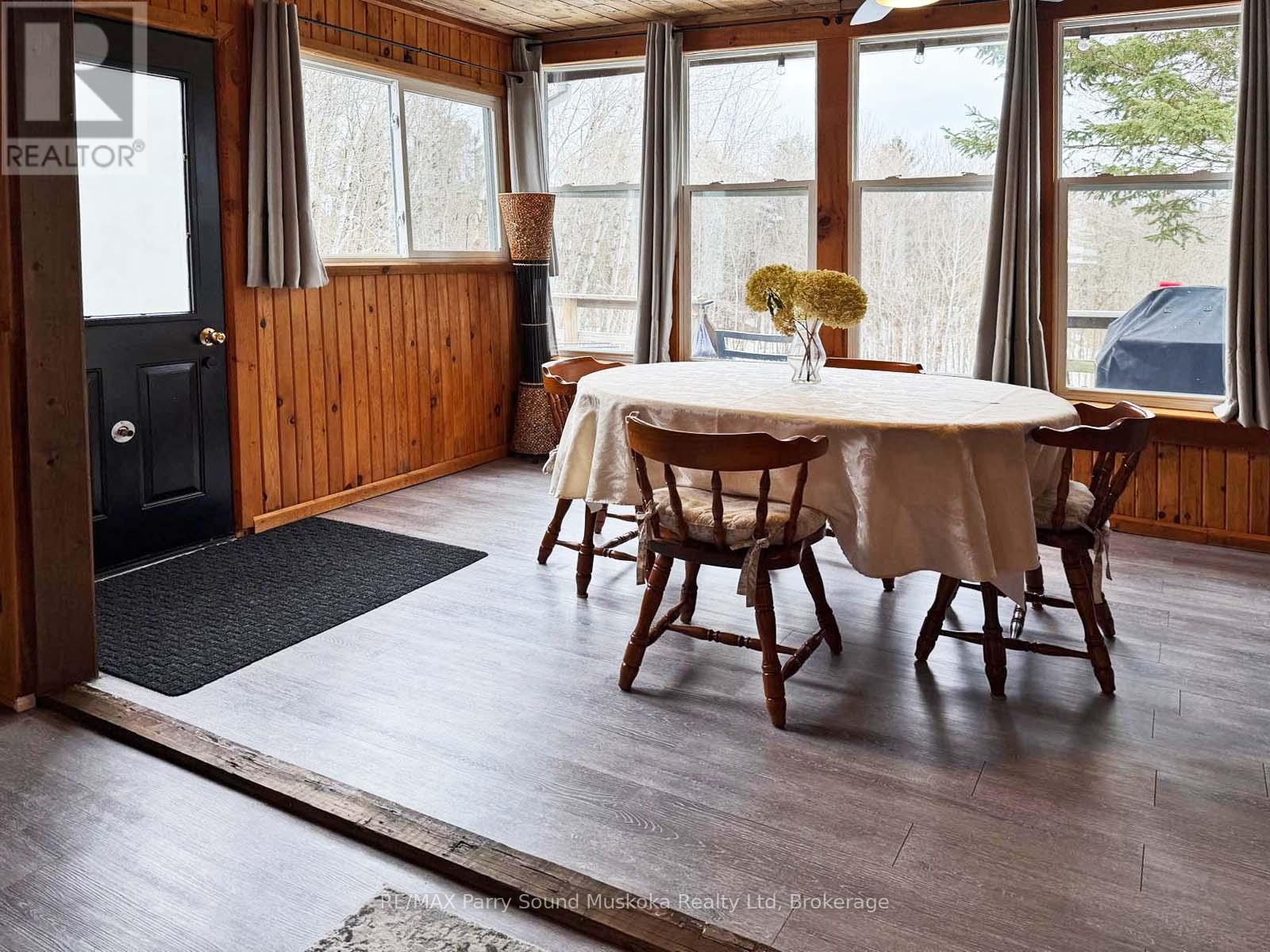 Bright sunroom/Dining room w walkout to deck