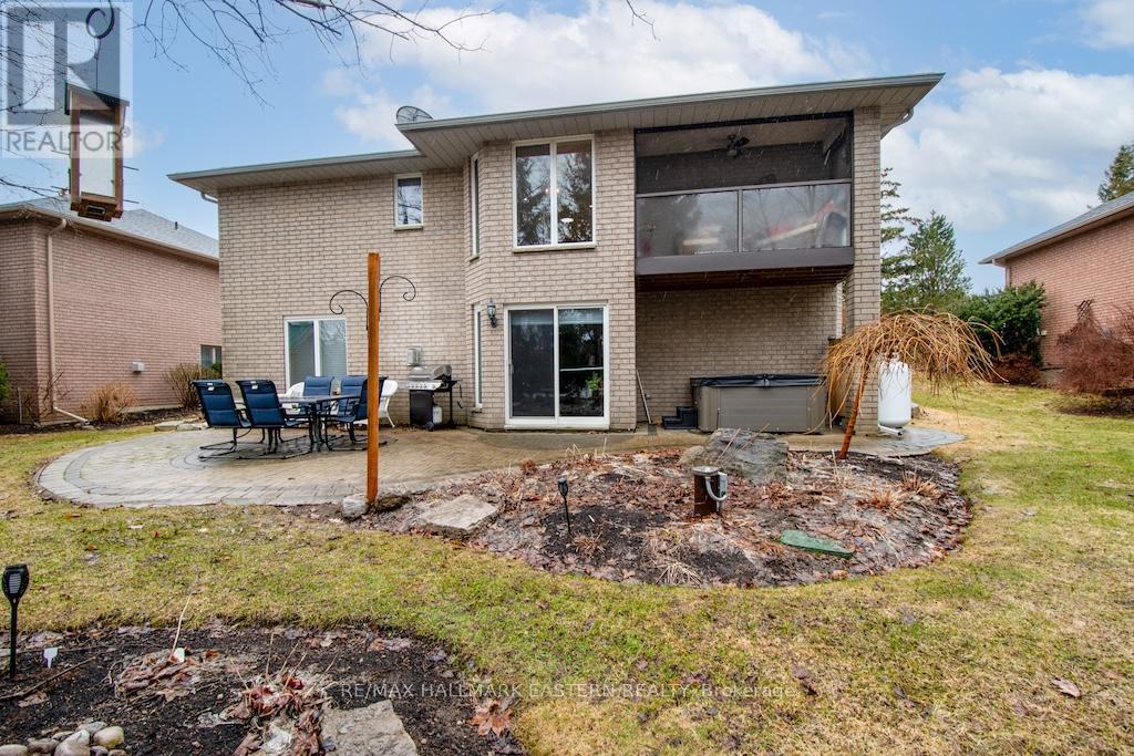 4 HUNTINGWOOD CRESCENT - 32
