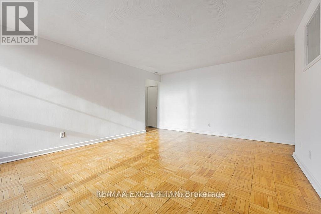 401 - 165 COSBURN AVENUE