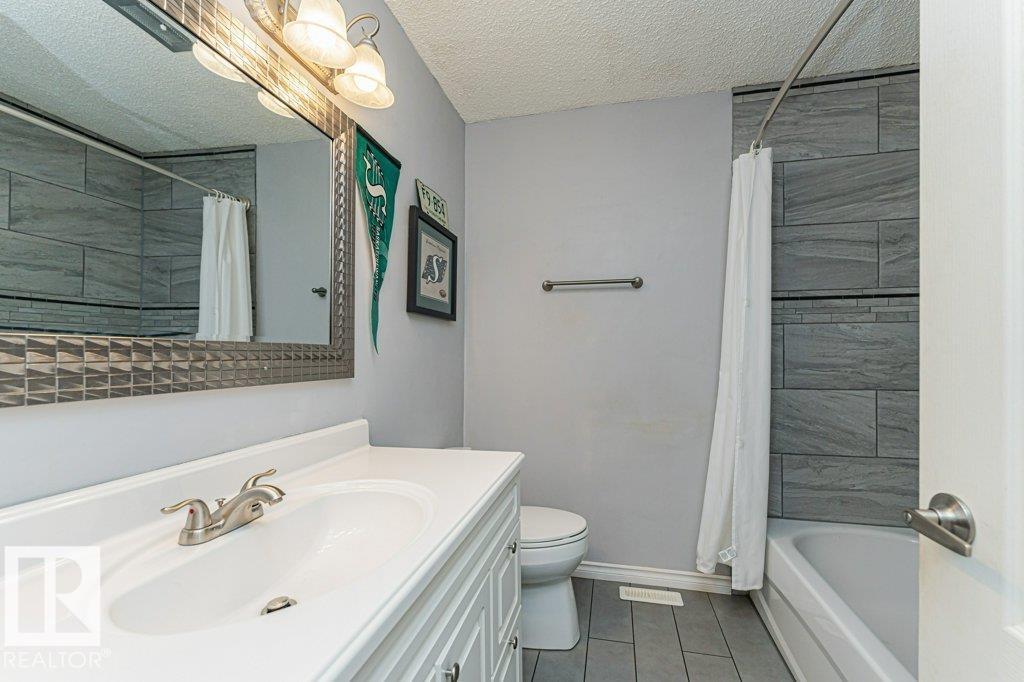 8 DUKE DR - 43