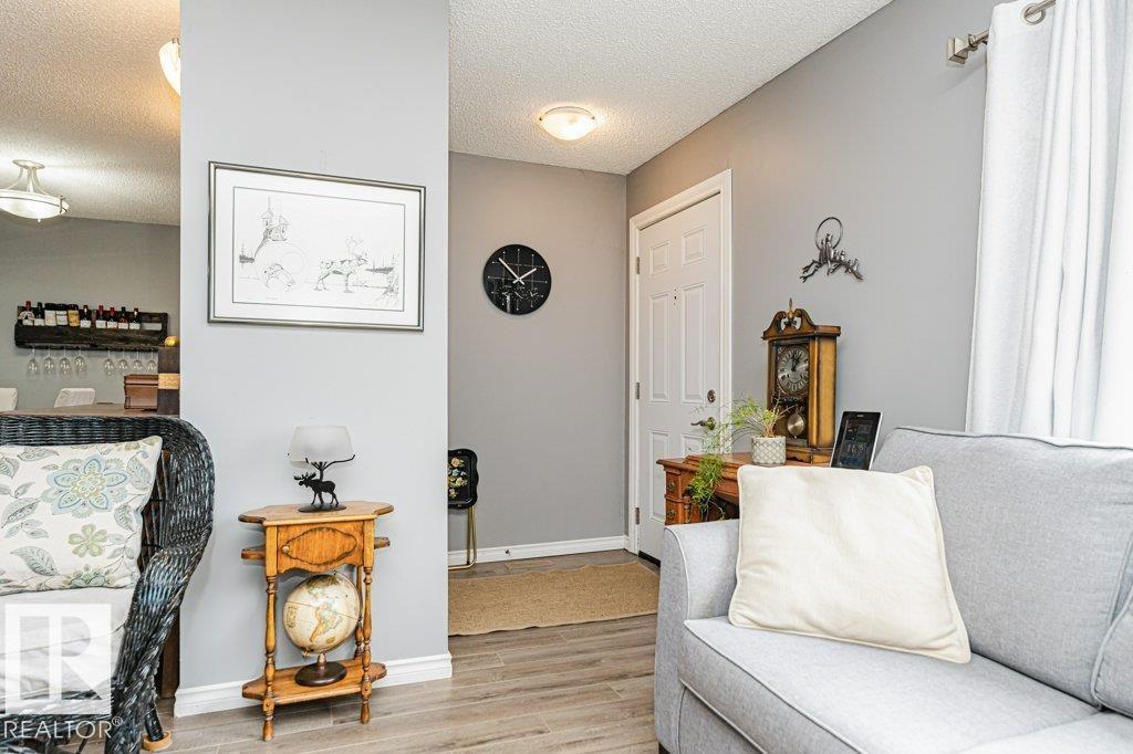 8 DUKE DR - 36