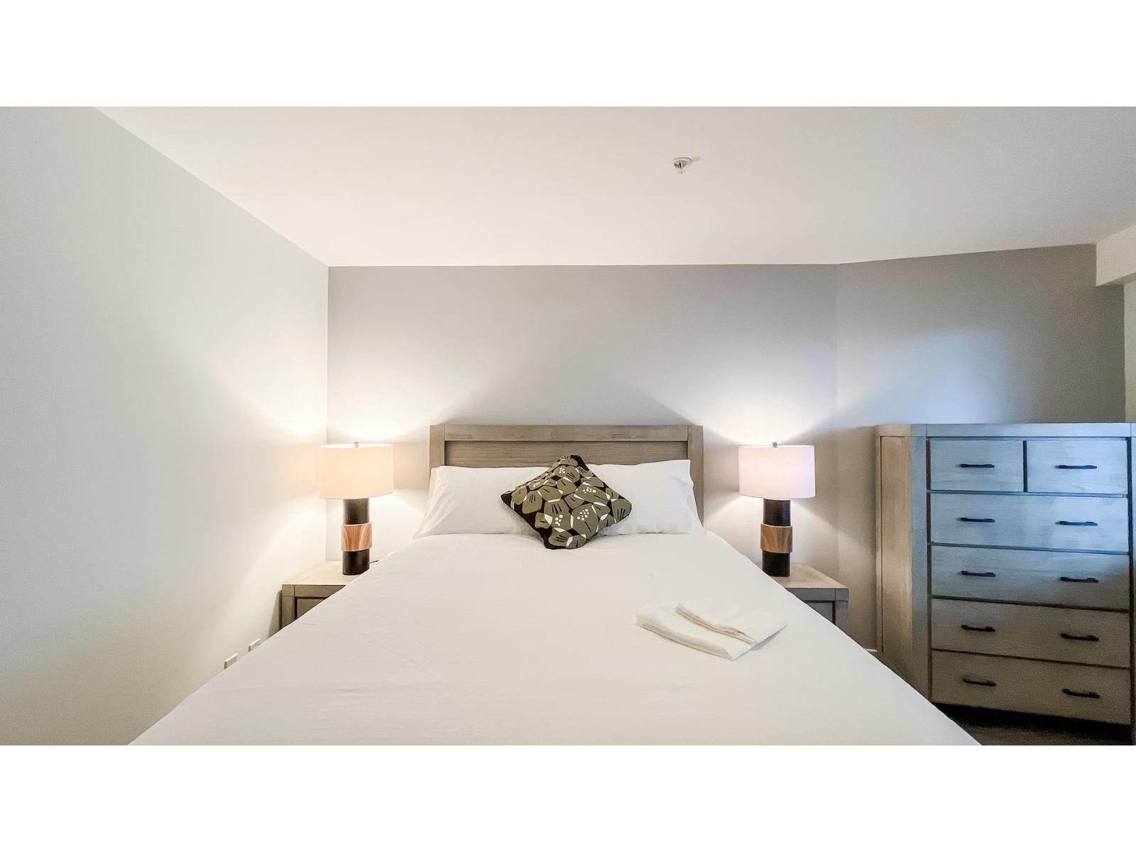 404 14955 VICTORIA AVENUE, White Rock