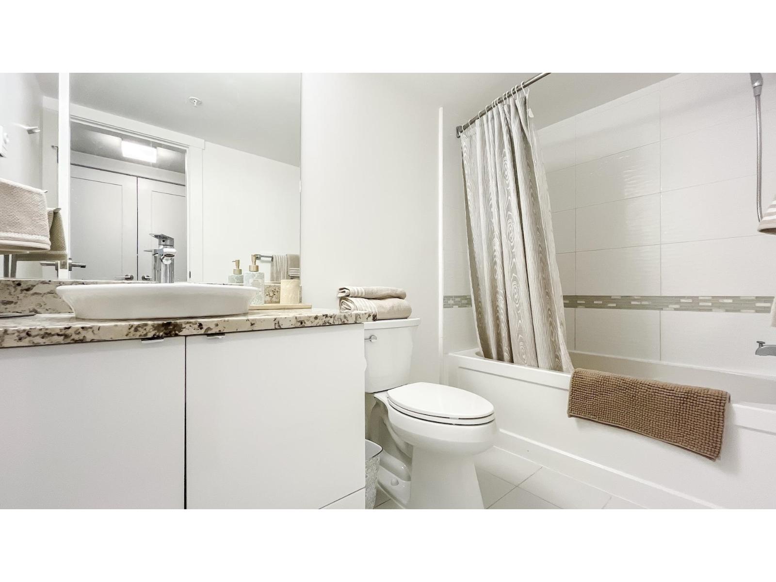 404 14955 VICTORIA AVENUE, White Rock