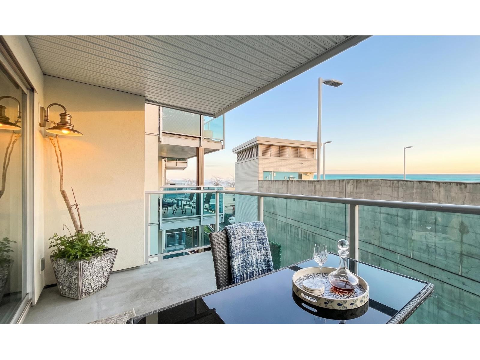 404 14955 VICTORIA AVENUE, White Rock