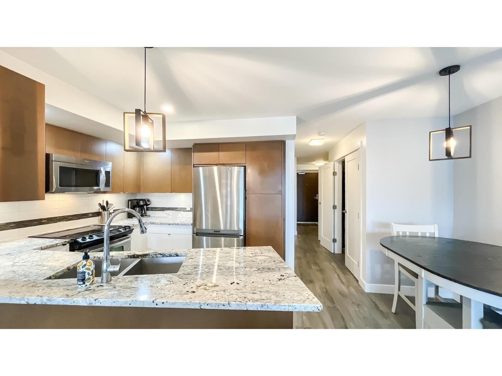 404 14955 VICTORIA AVENUE, White Rock