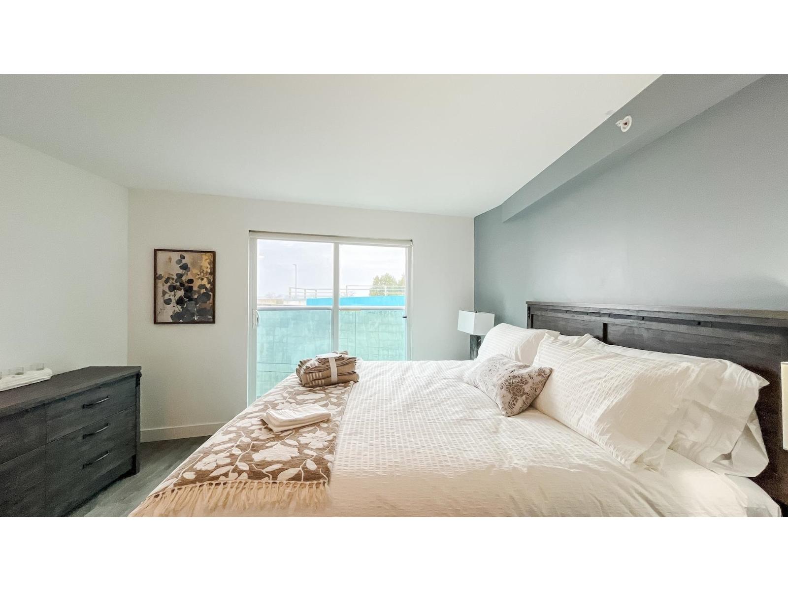 404 14955 VICTORIA AVENUE, White Rock