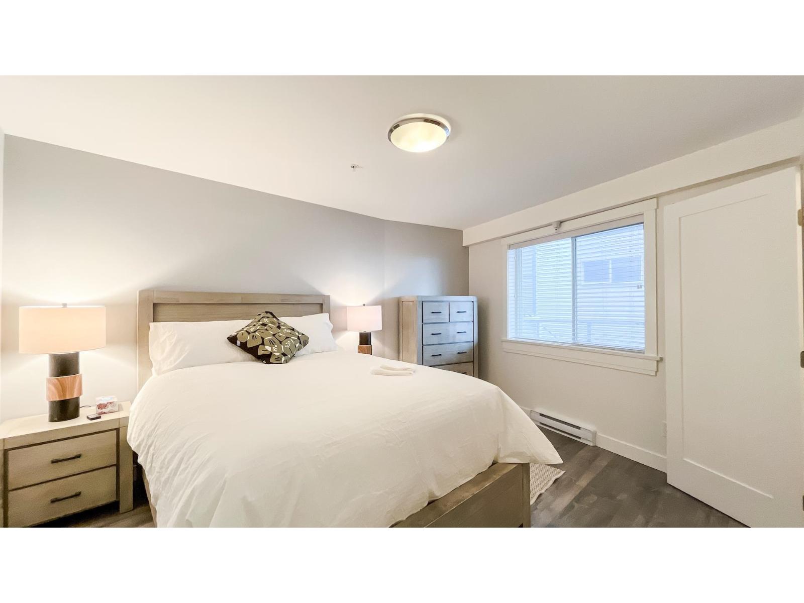 404 14955 VICTORIA AVENUE, White Rock