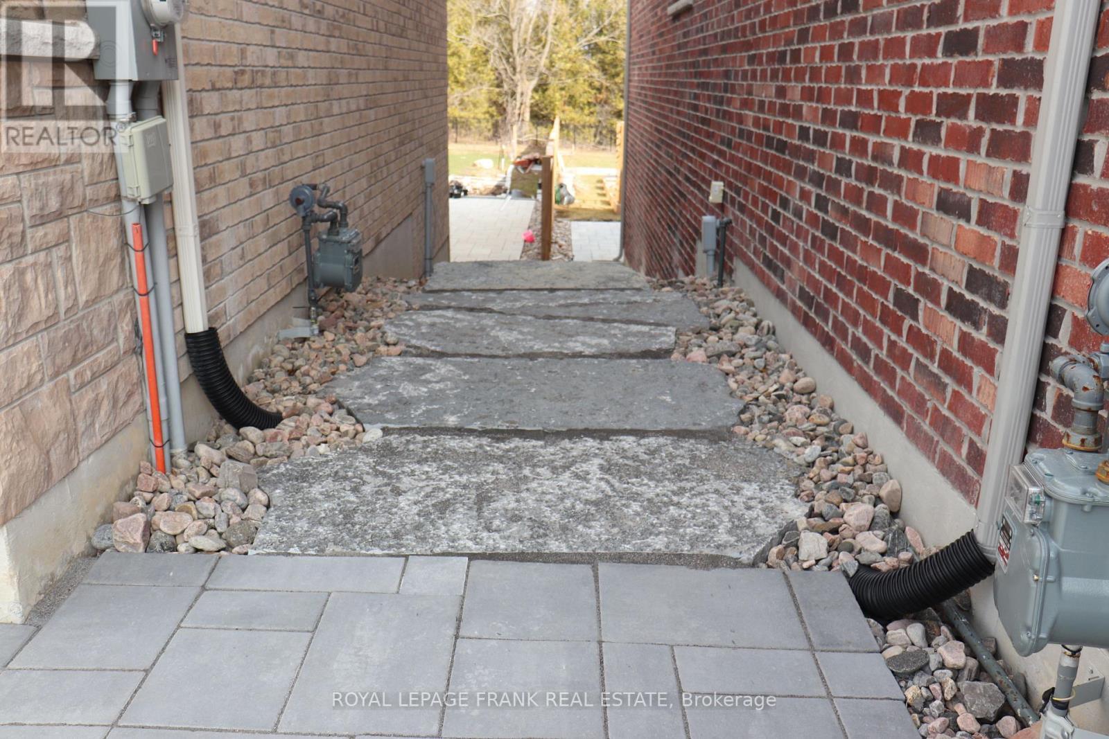 60 HENNESSEY CRESCENT — photo 43