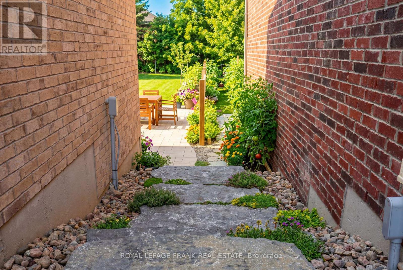 60 HENNESSEY CRESCENT — photo 5