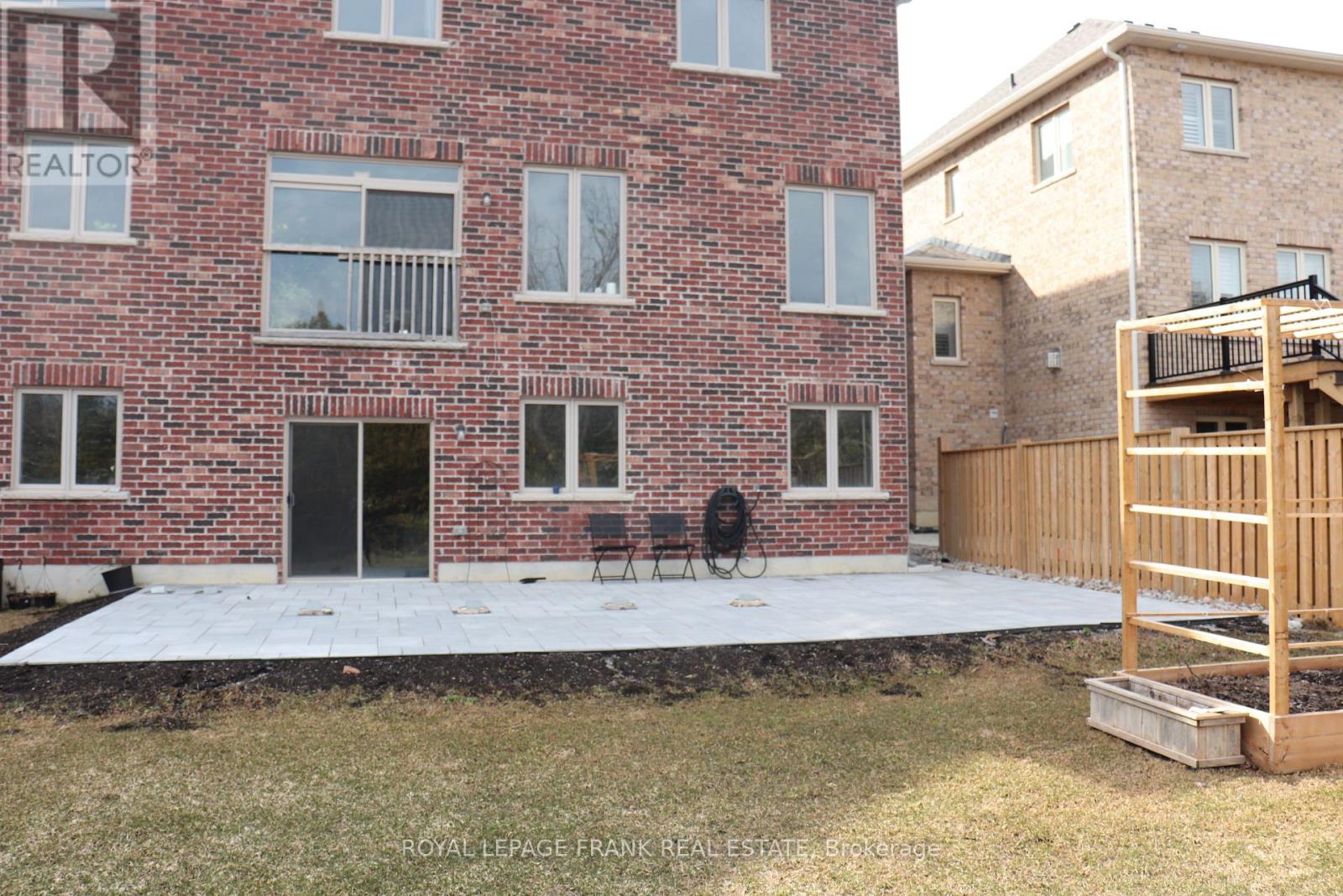 60 HENNESSEY CRESCENT — photo 48