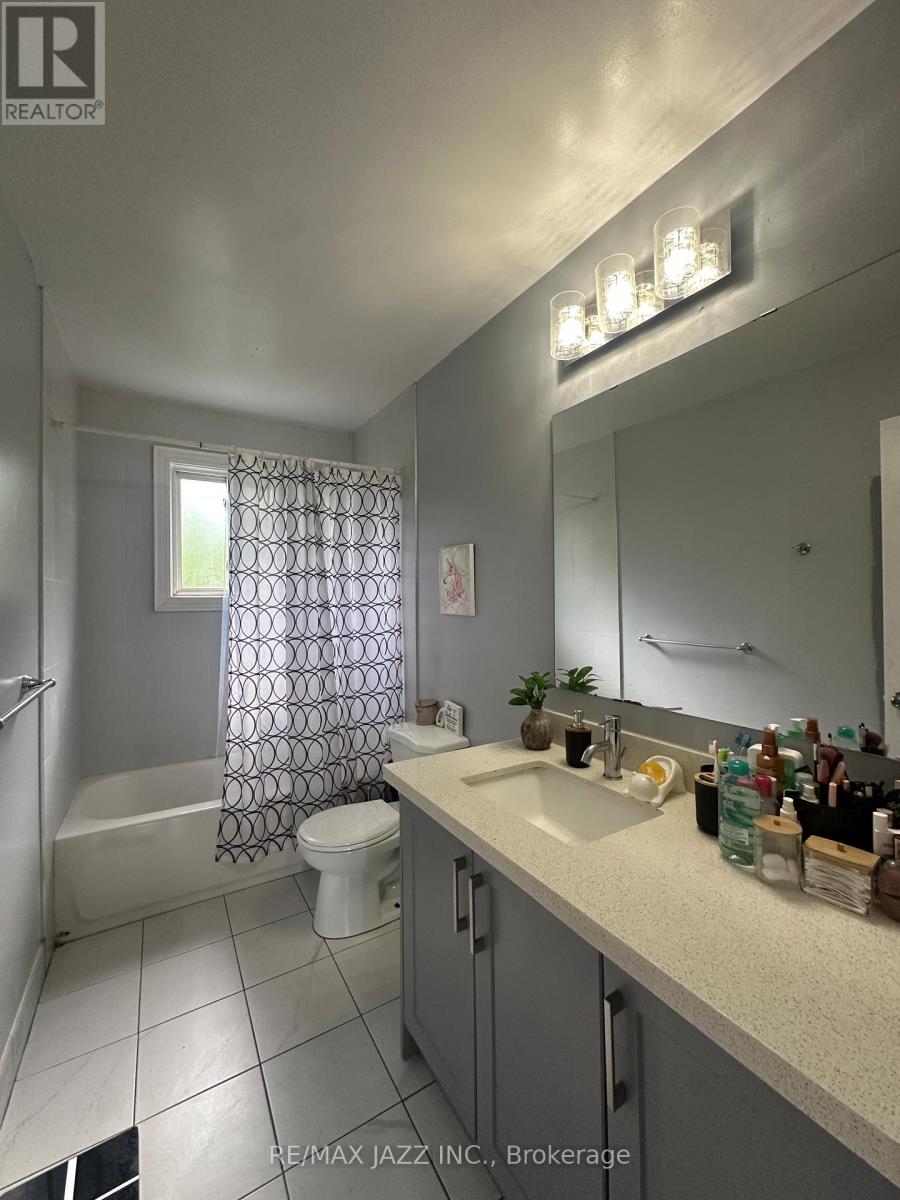 Unit 1(upper) - 4 piece bathroom