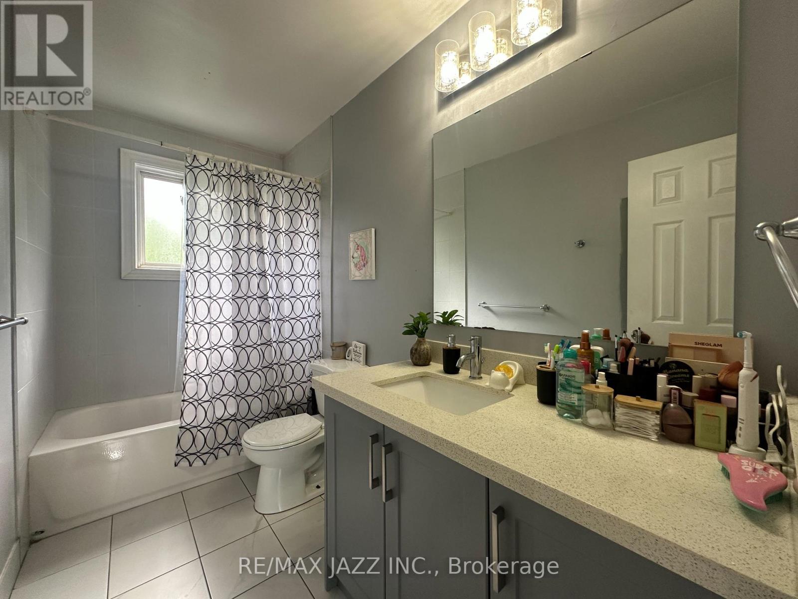 Unit 1(upper) - 4 piece bathroom