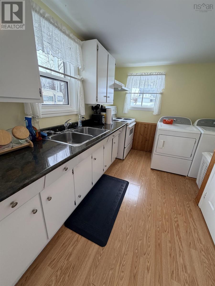 Property 13 of 49 of 3522/3524 Warren Avenue