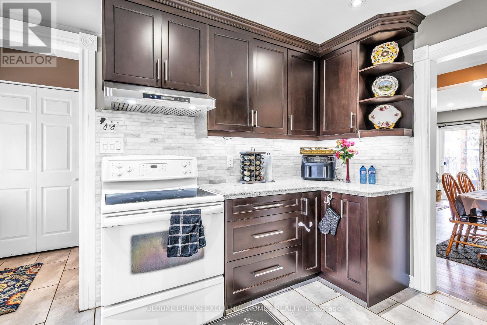 Featuring Carrara Marble BackSplash