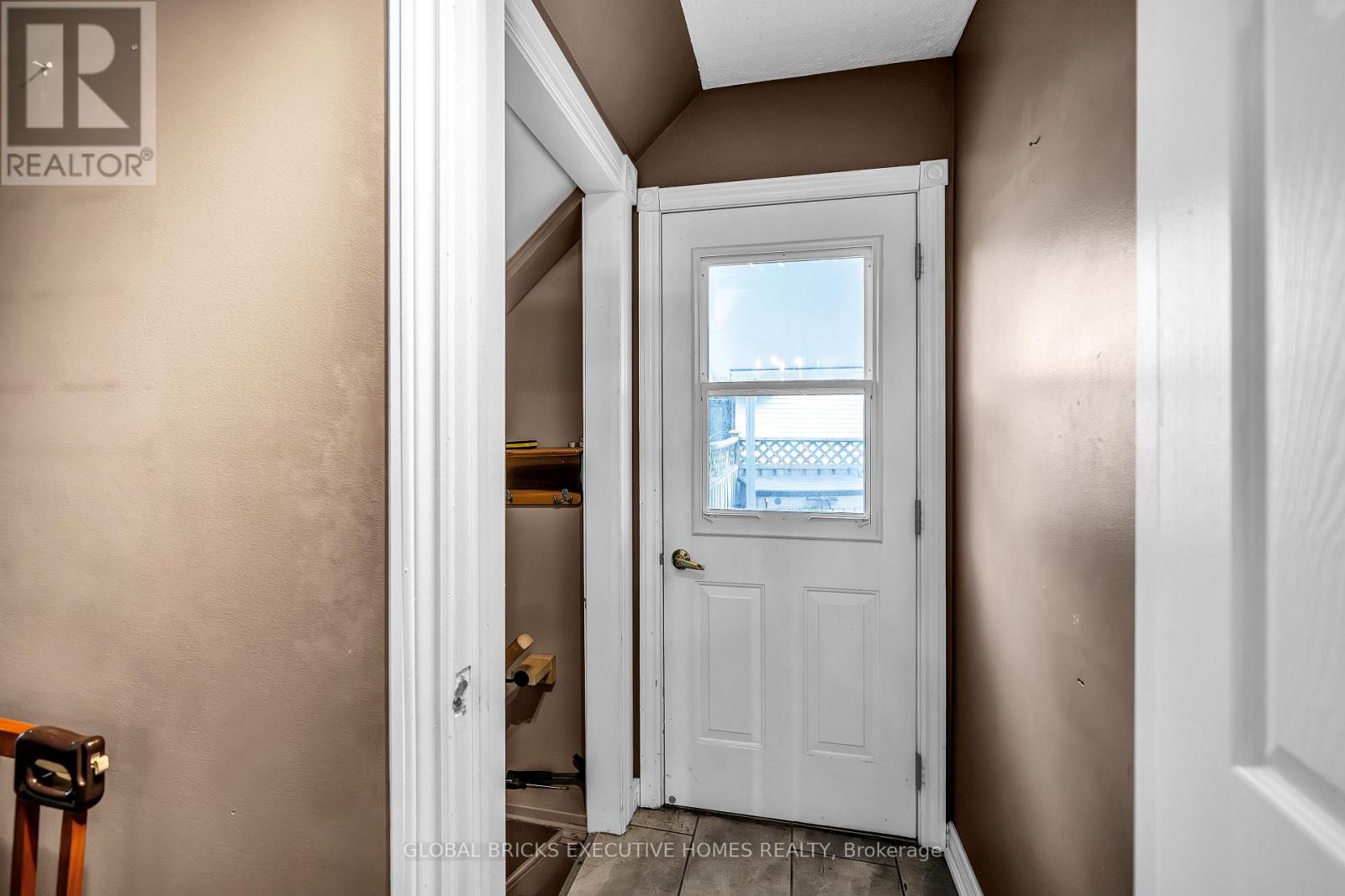 Private side entry to basement