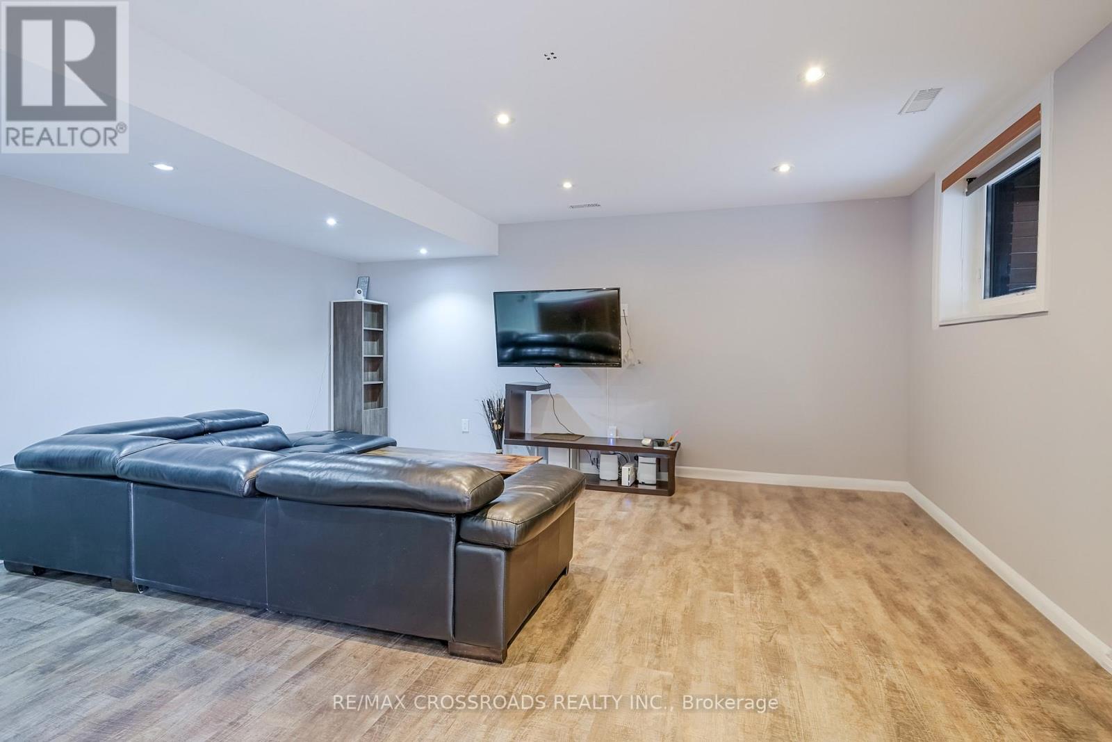 1A ROBLIN AVENUE - 37