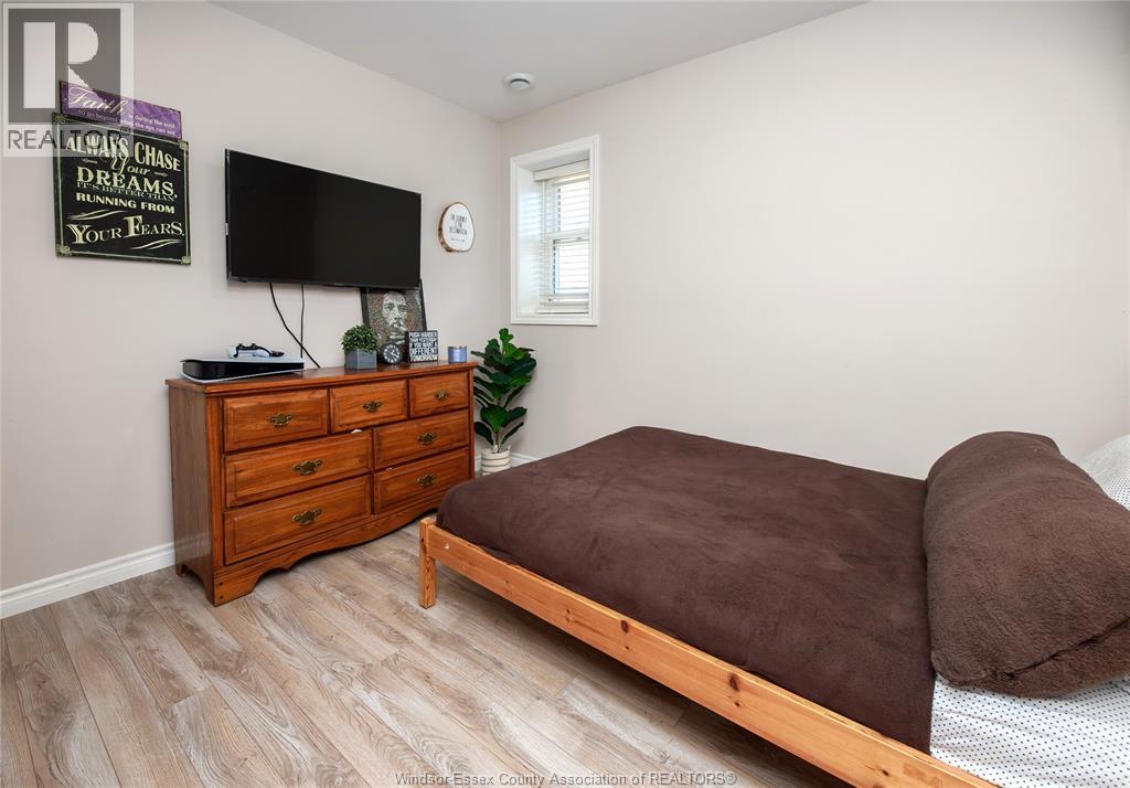 22 UNIVERSITY DRIVE - 32