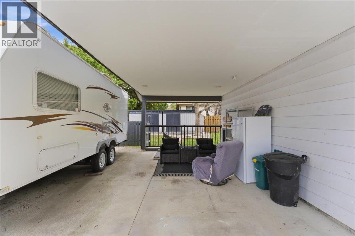 330 27 STREET NE - 32