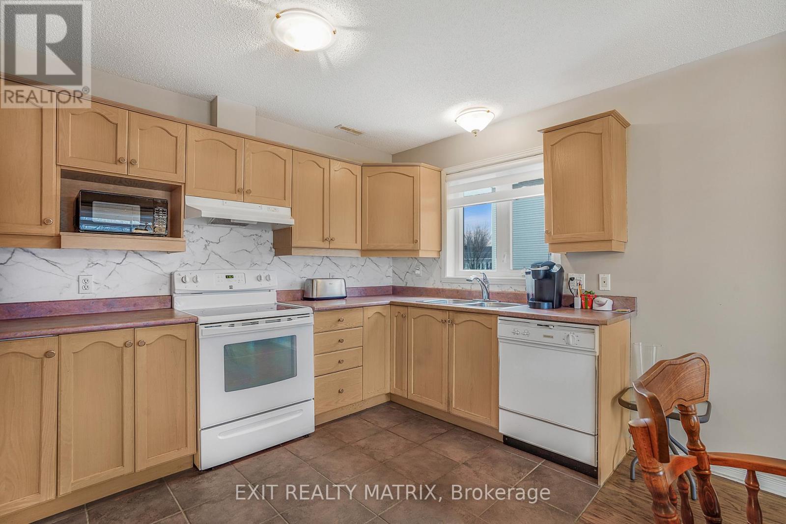 4 - 669 SPENCE AVENUE — photo 15