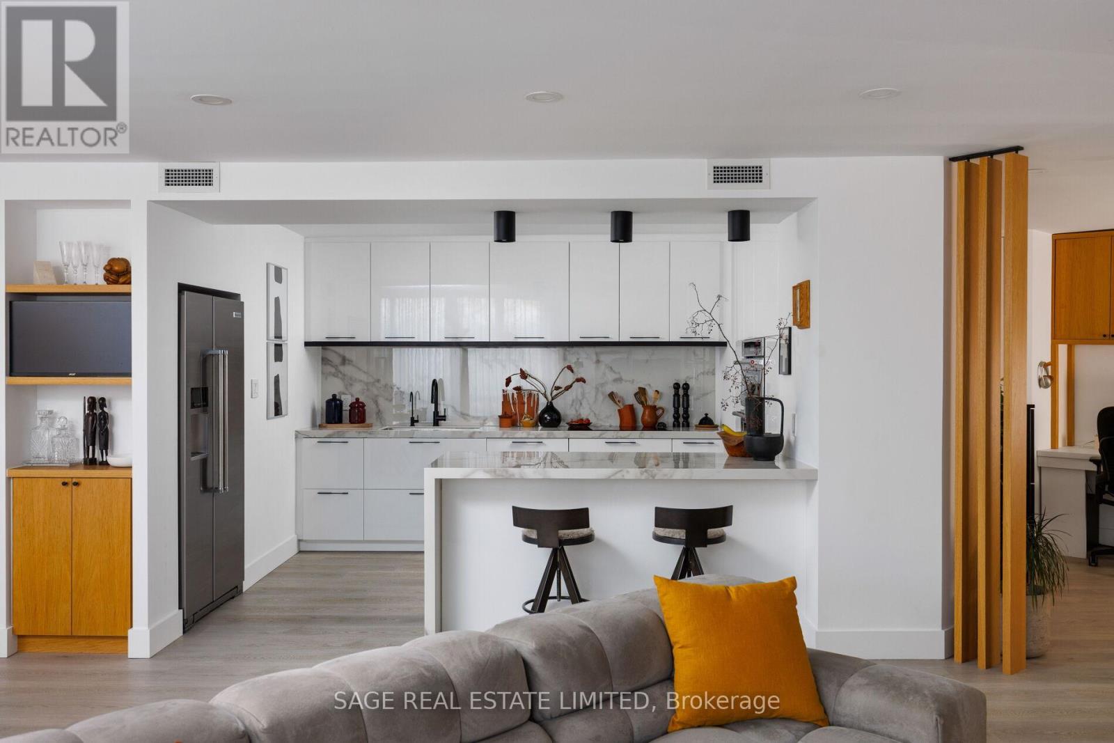 311 - 245 THE DONWAY W