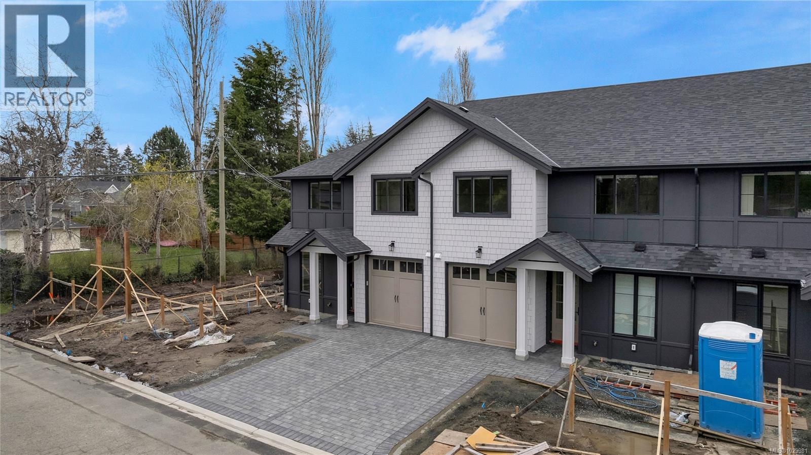 4 3333 Henderson Road, Oak Bay