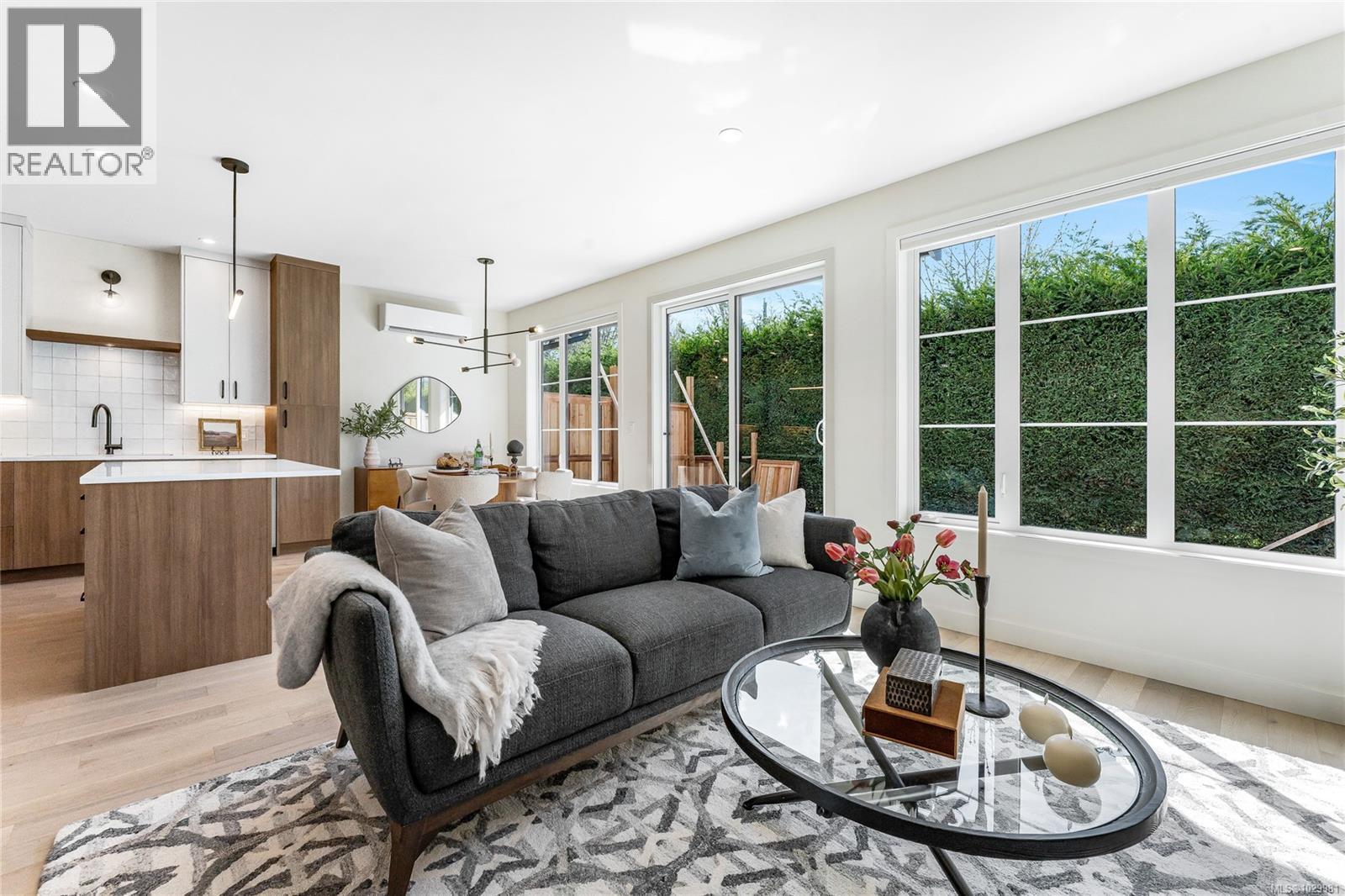 4 3333 Henderson Road, Oak Bay