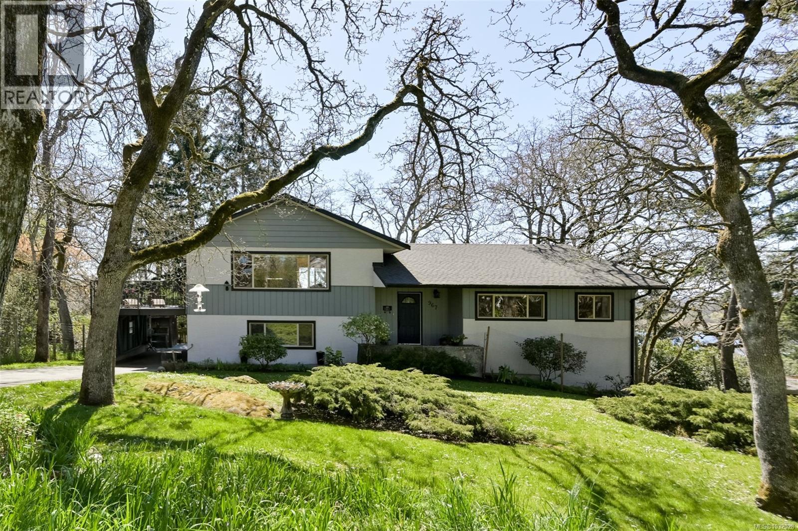  967 Ridgeway Street, Saanich