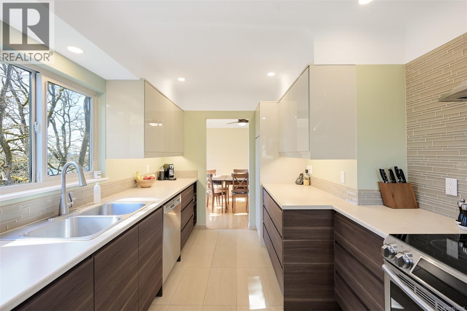  967 Ridgeway Street, Saanich