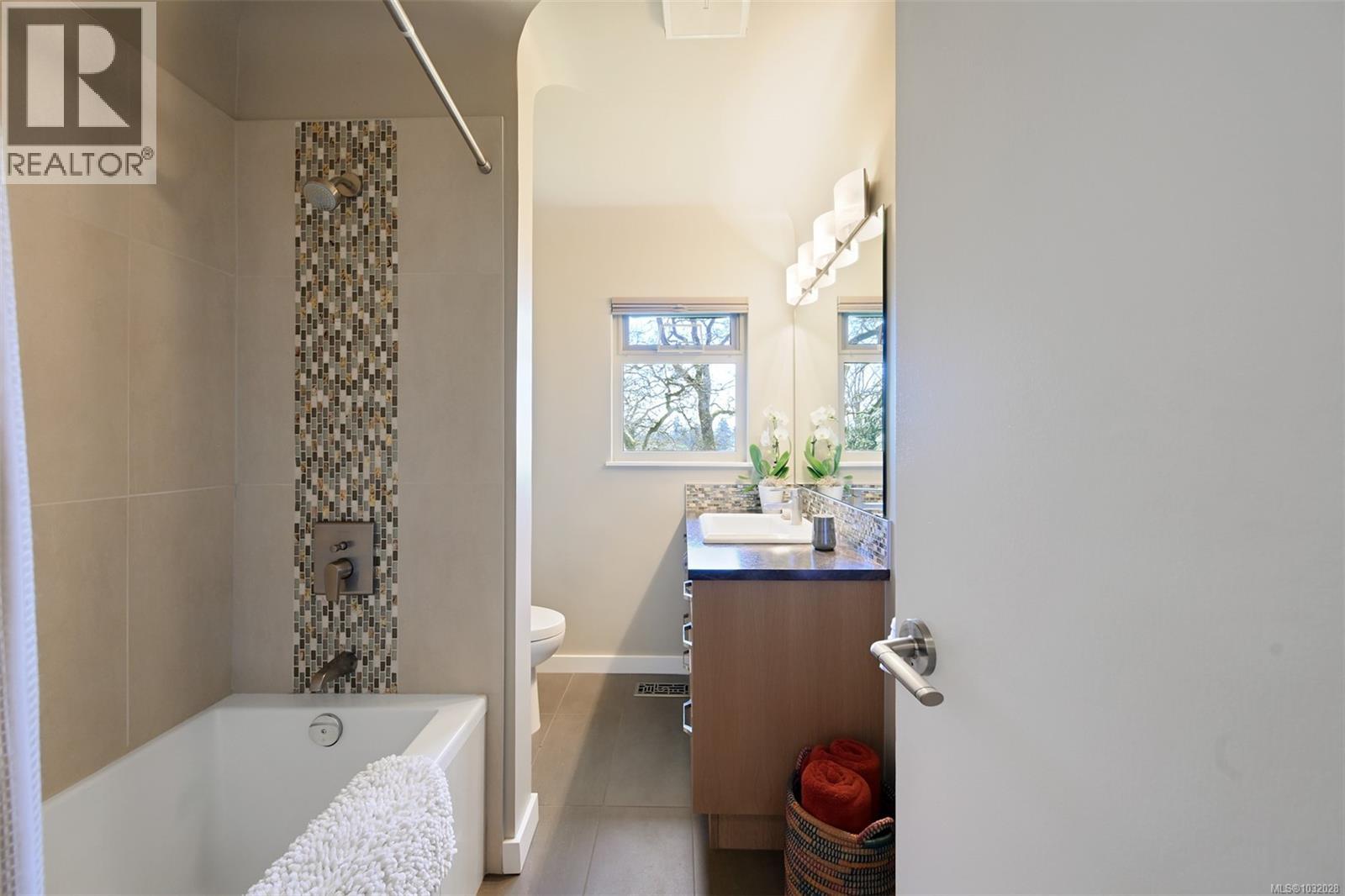  967 Ridgeway Street, Saanich