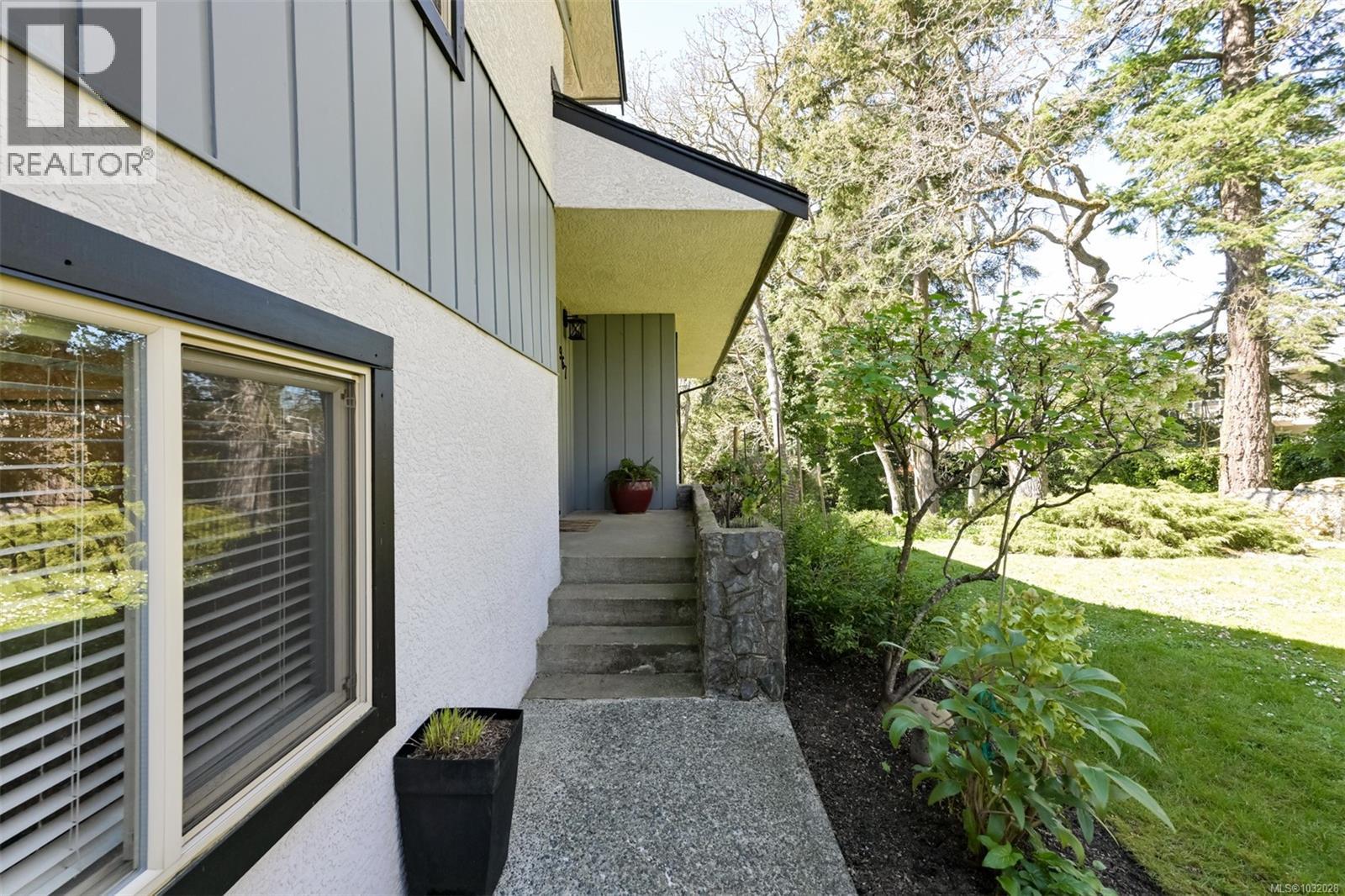  967 Ridgeway Street, Saanich