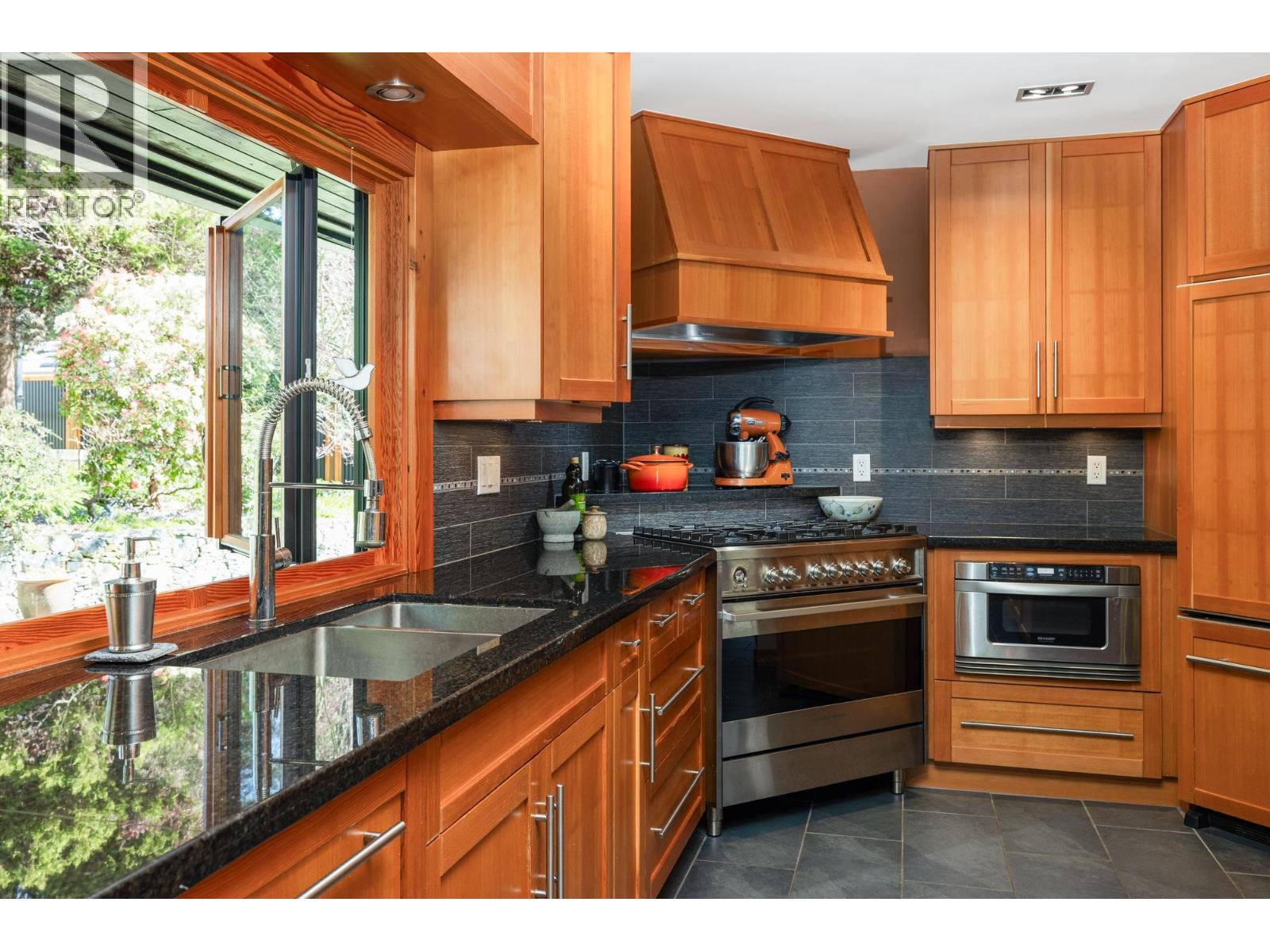 1374 E 15TH STREET, North Vancouver