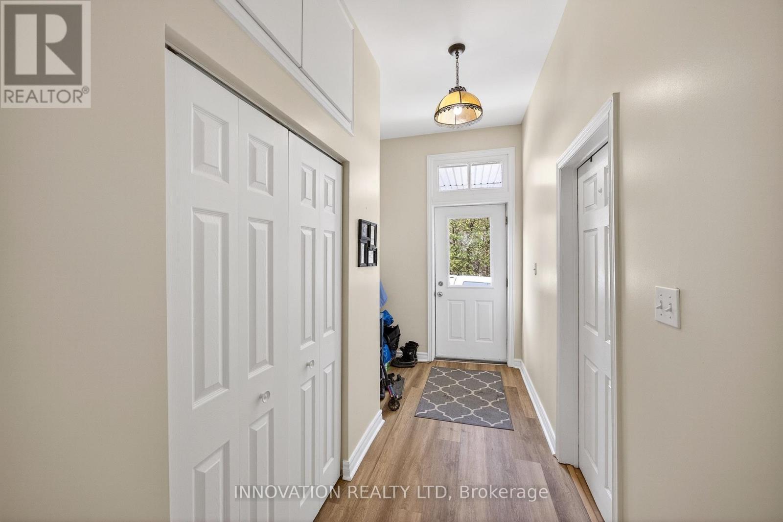 191 main floor 2 bdrm unit  foyer