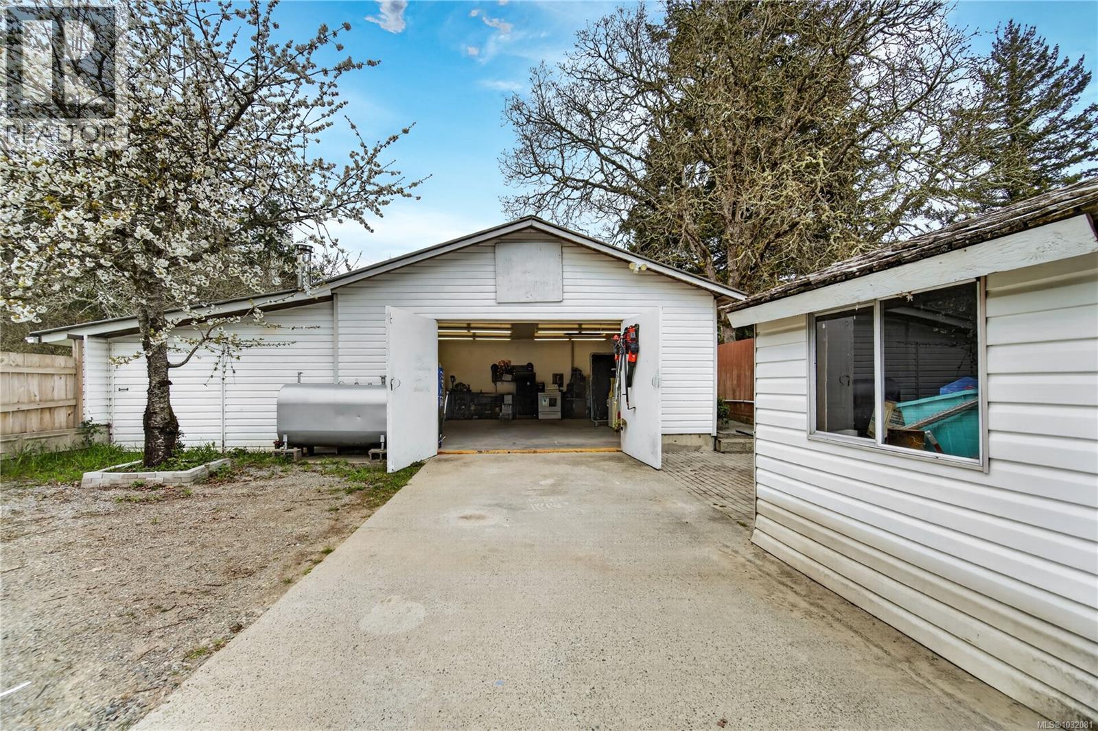 2071 EAST WELLINGTON DR - 40