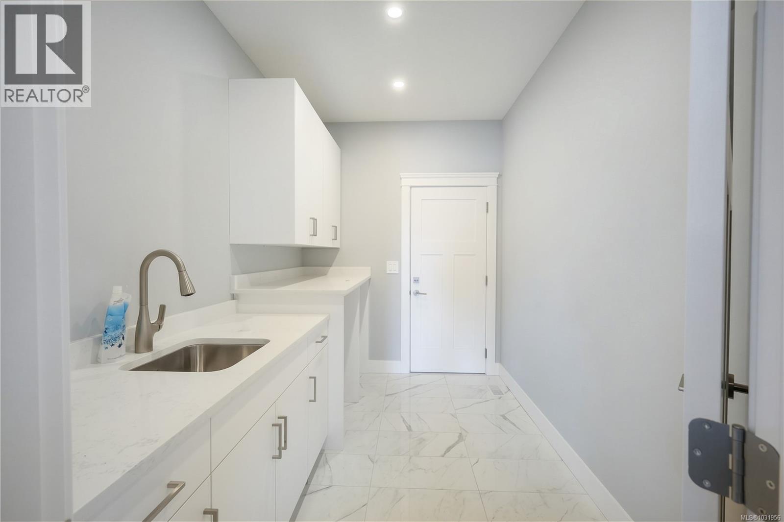 163 GOLDEN OAKS CRES - 17