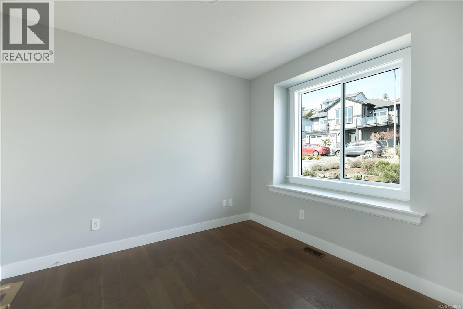 163 GOLDEN OAKS CRES - 32