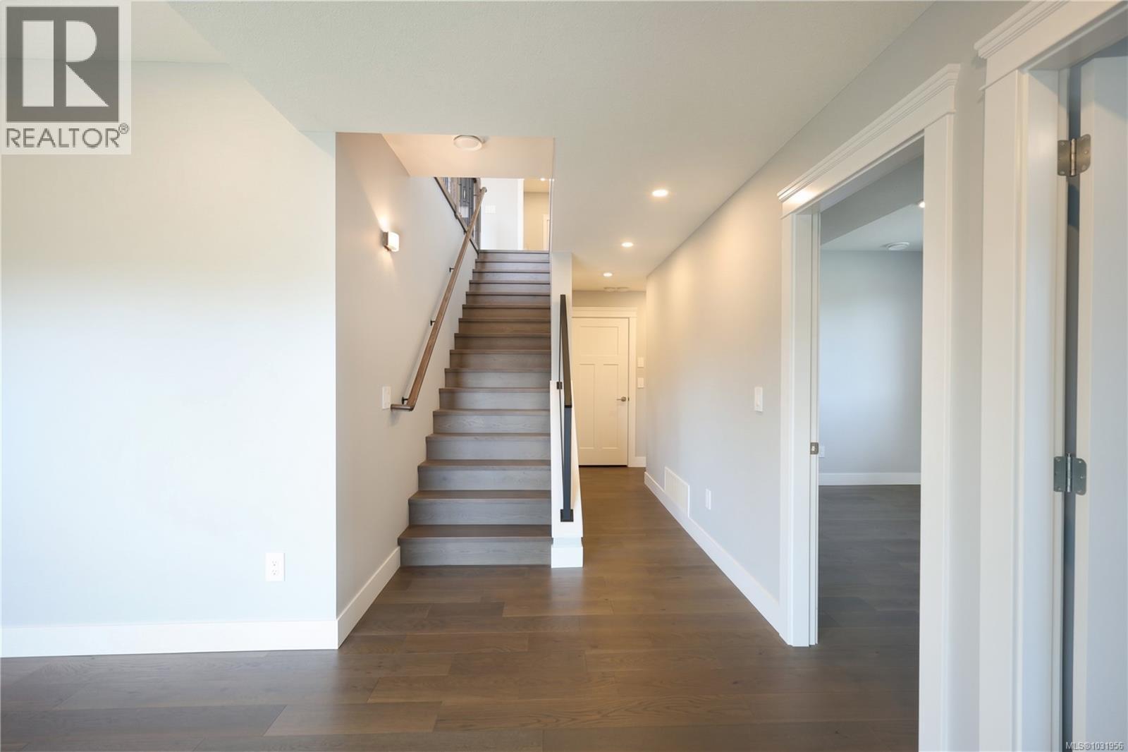 163 GOLDEN OAKS CRES - 40