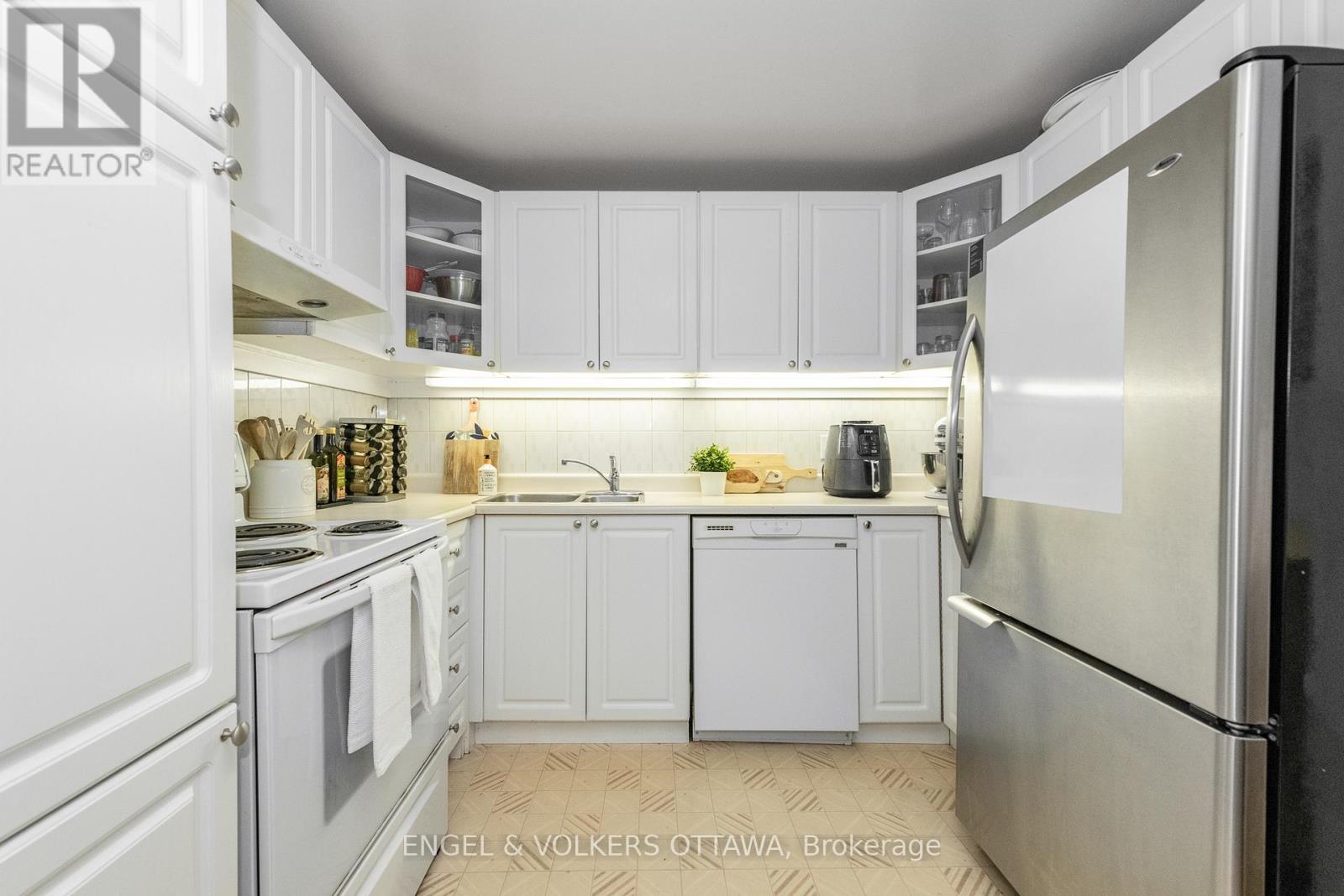 #906 373 LAURIER AVENUE E - 19