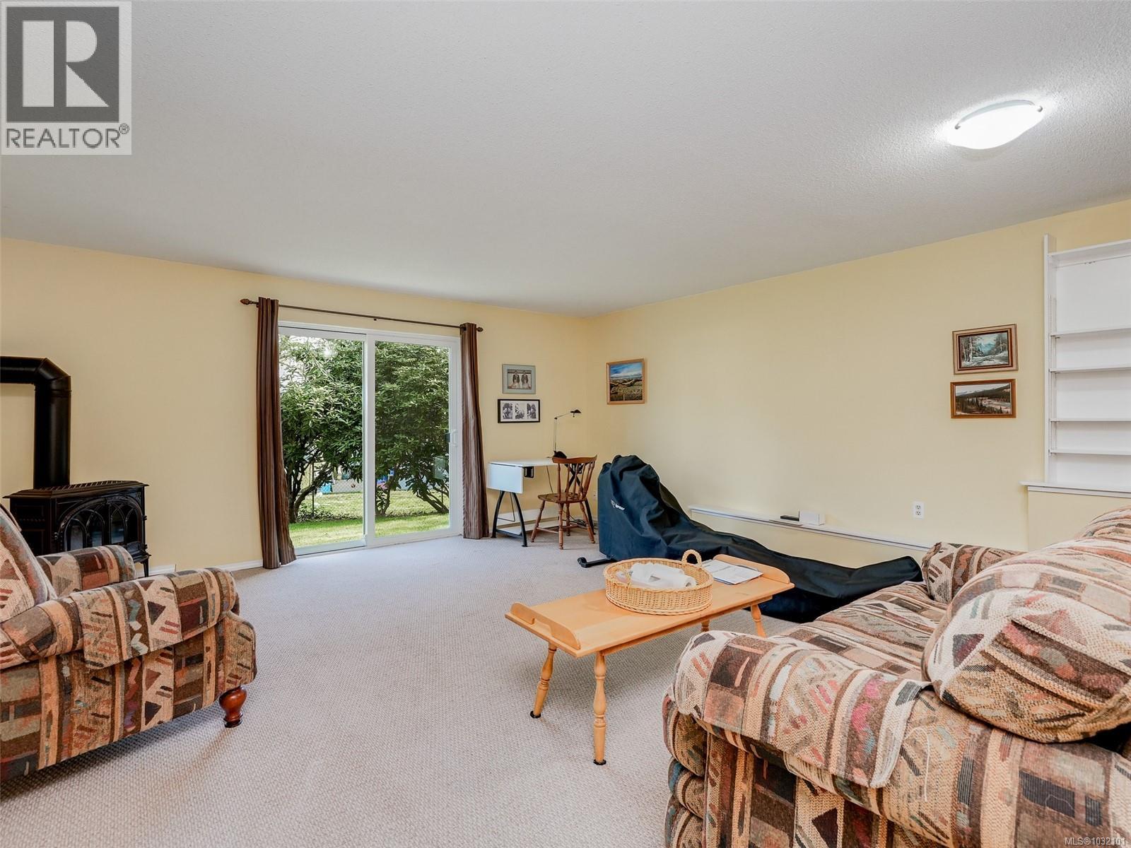  4007 Hollyridge Place, Saanich