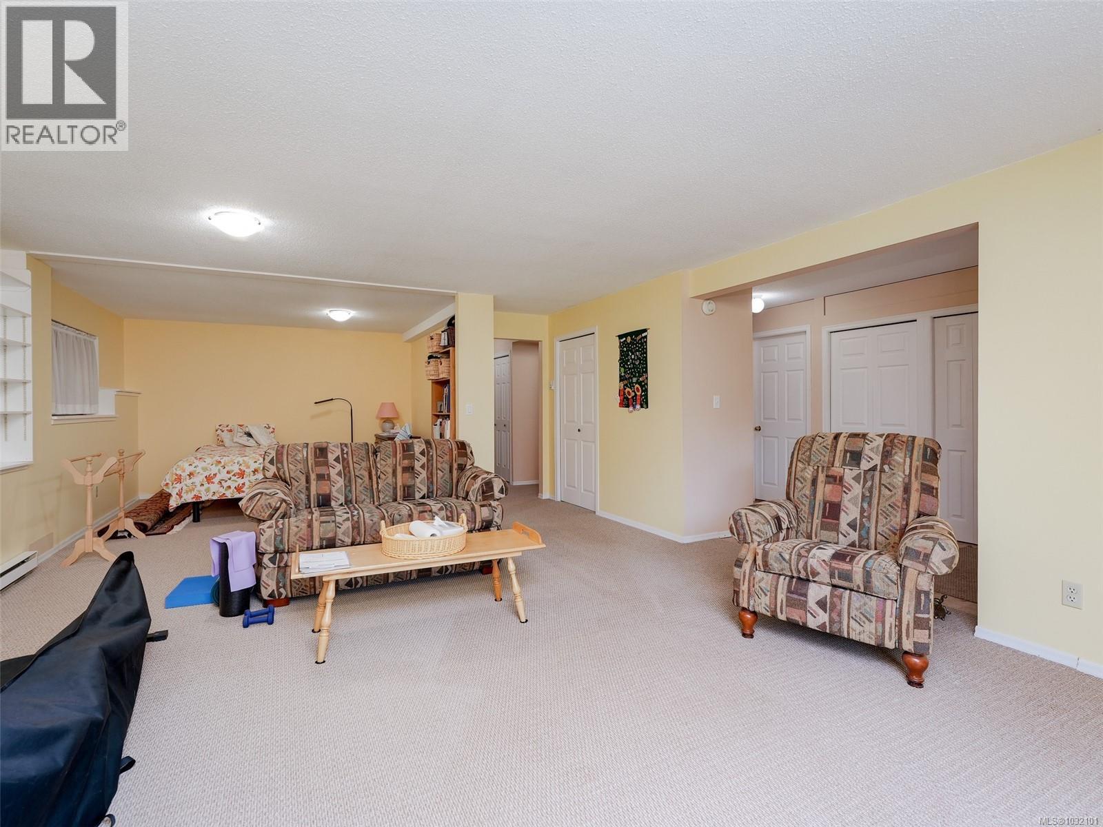  4007 Hollyridge Place, Saanich