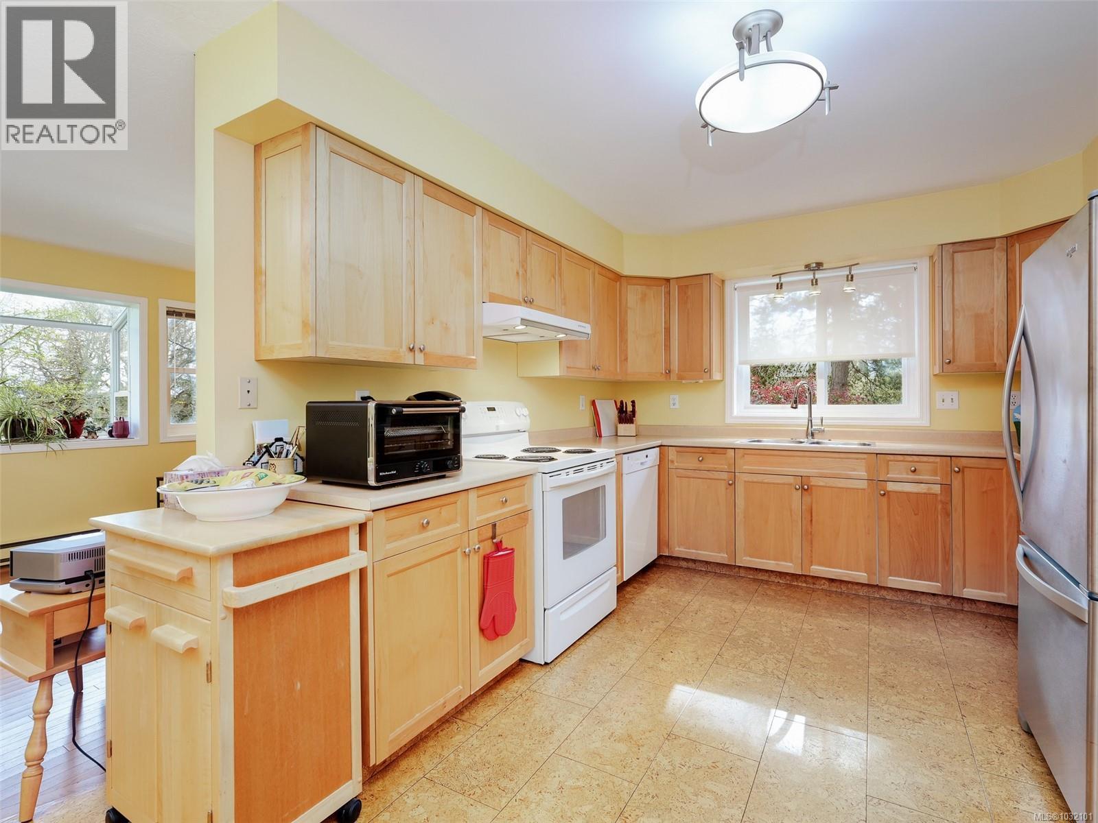  4007 Hollyridge Place, Saanich