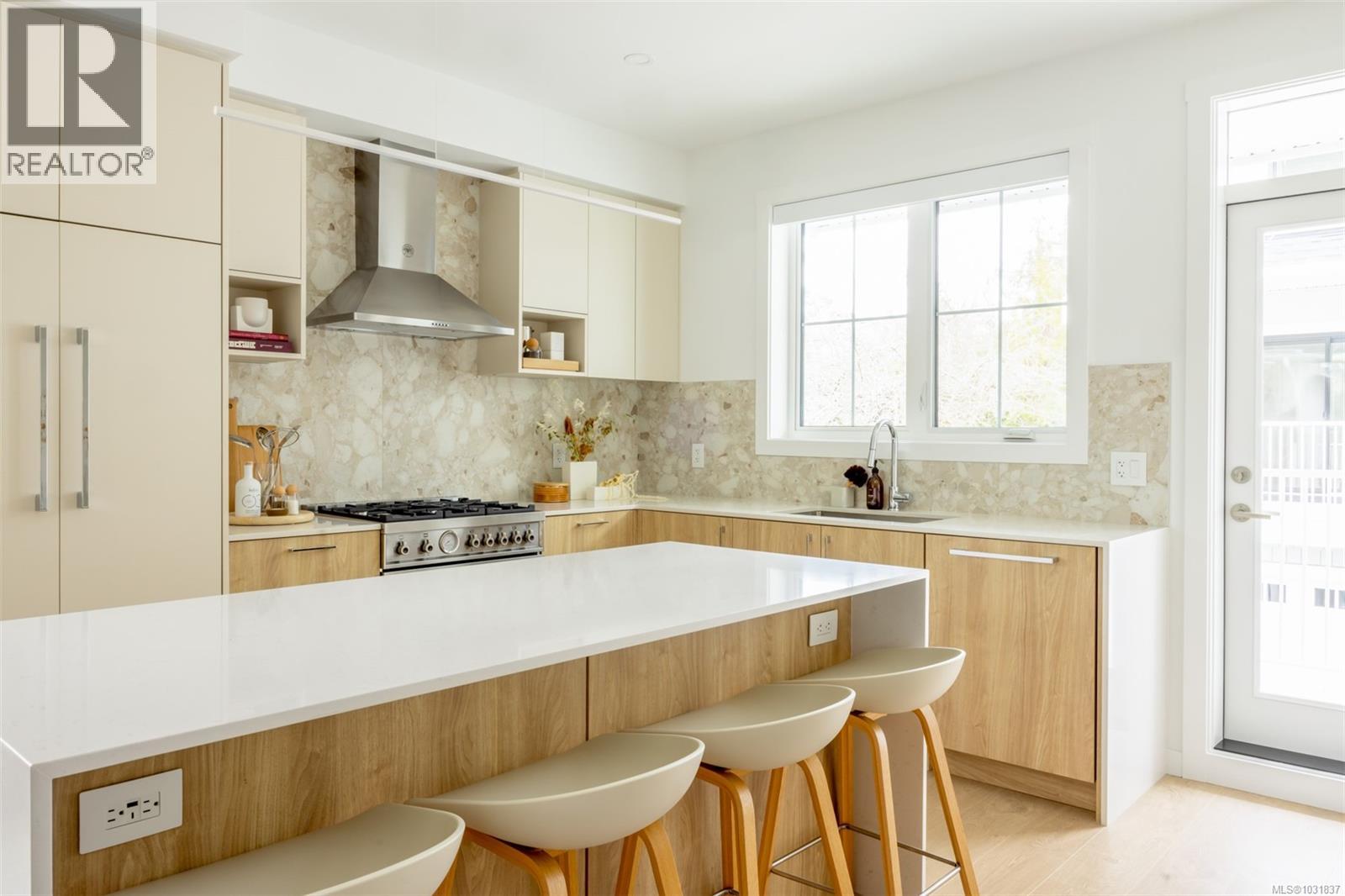 TH7 630 Gorge Road West, Saanich